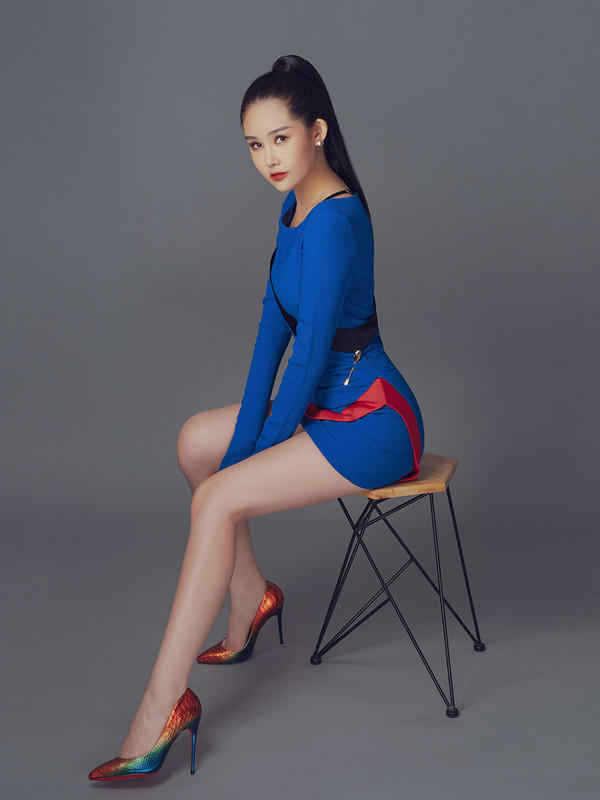 Lê Âu Ngân Anh khoe hình thể trên trang chủ Miss Intercontinental