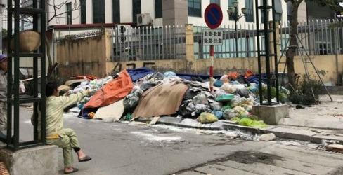 Nhiều tuyến phố tại Hà Nội 'ngập' rác, tiểu thương 'kêu trời'