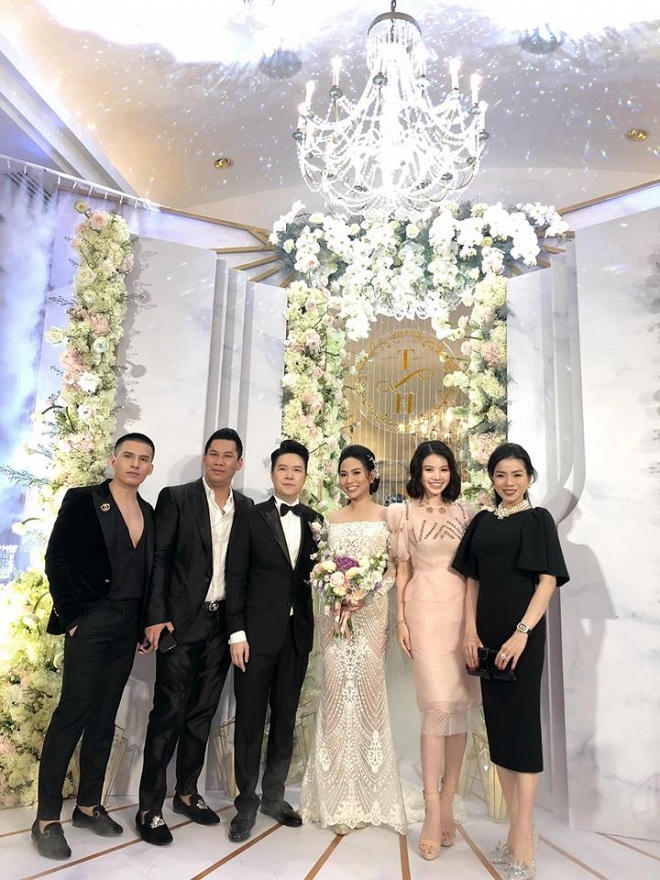 Lê Hiếu hạnh phúc tại tiệc cưới, nhiều sao nổi tiếng tới chung vui