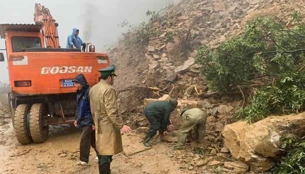 Sạt lở vách núi, đất đá chắn ngang quốc lộ