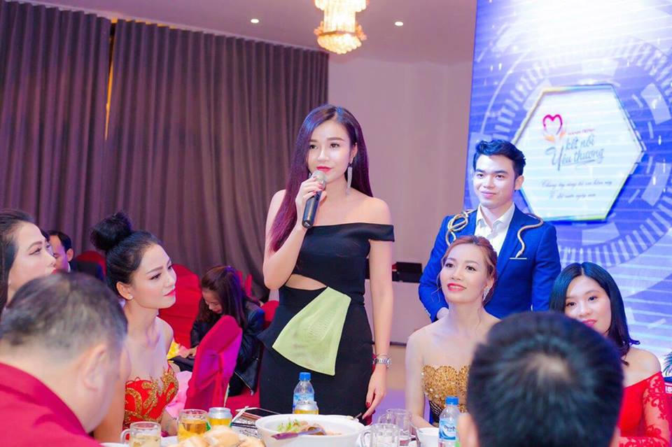 Doanh nhân Xuân Thanh nhận bằng khen vì những đóng góp trong hoạt động từ thiện tại tỉnh Quảng Ngãi.