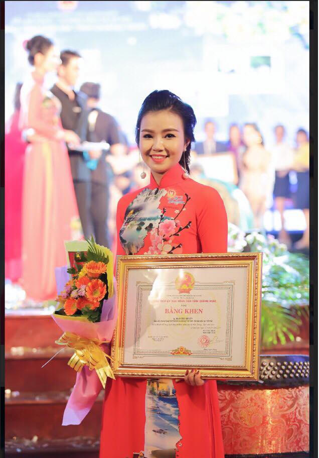 Doanh nhân Xuân Thanh nhận bằng khen vì những đóng góp trong hoạt động từ thiện tại tỉnh Quảng Ngãi.