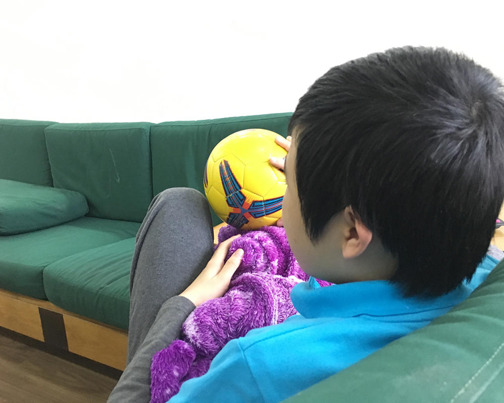 Xúc động chuyện cậu bé chỉ thích... đập bóng vào góc tường