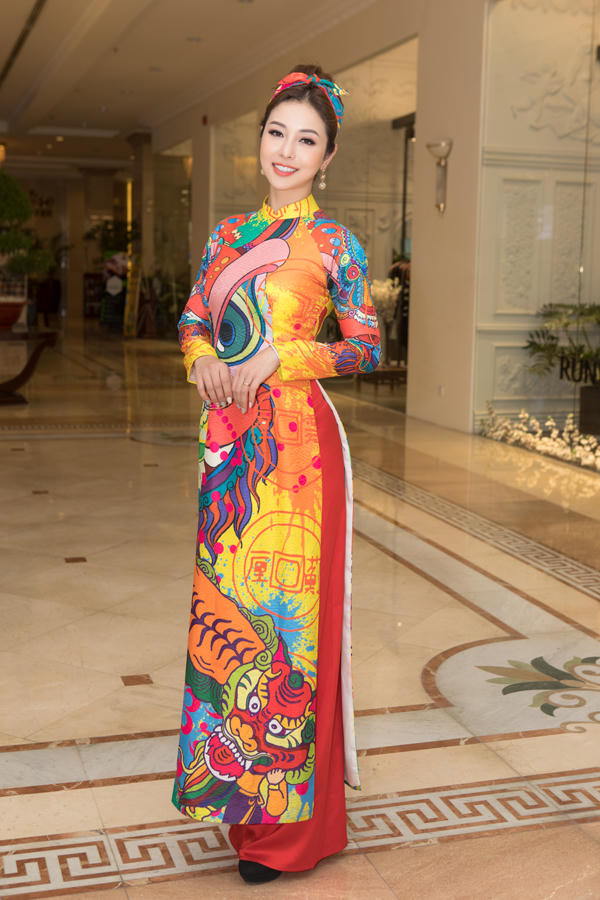 Các 'nàng Hậu' đa phong cách với áo dài xuân Kỷ Hợi