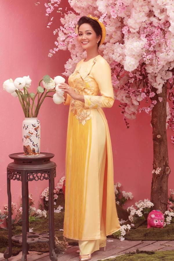 Các 'nàng Hậu' đa phong cách với áo dài xuân Kỷ Hợi