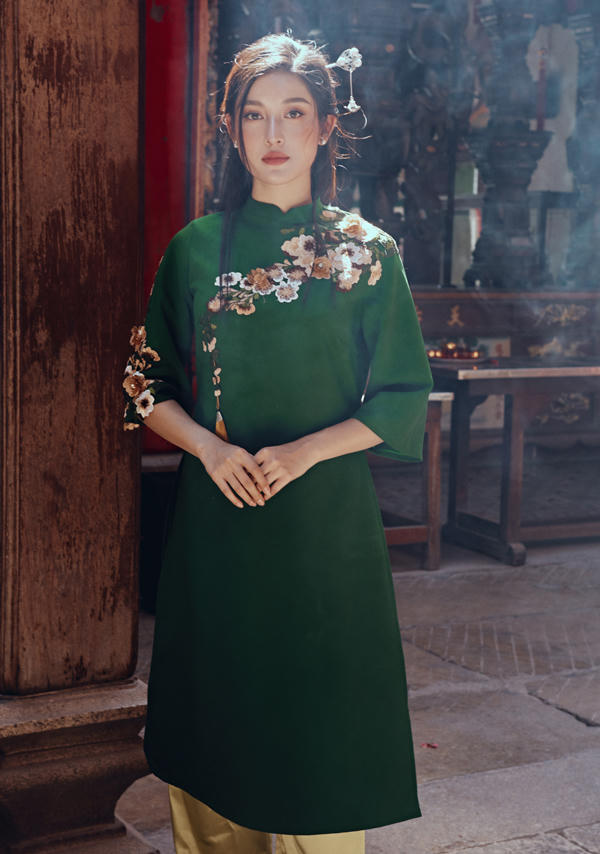 Các 'nàng Hậu' đa phong cách với áo dài xuân Kỷ Hợi