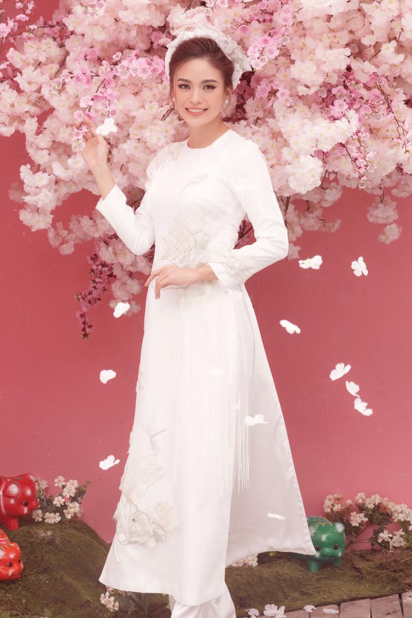 Các 'nàng Hậu' đa phong cách với áo dài xuân Kỷ Hợi