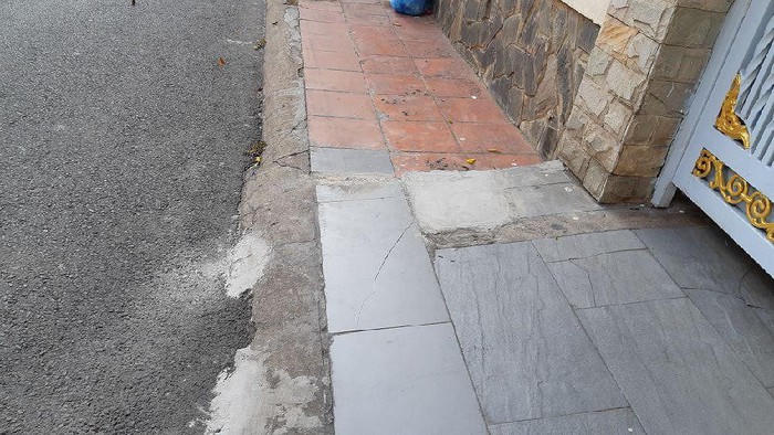 Xôn xao hàng đinh sắt trên vỉa hè TP HCM, người liên quan nói gì?