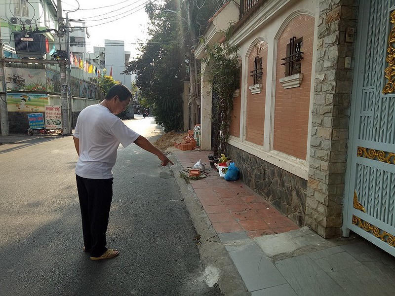 Xôn xao hàng đinh sắt trên vỉa hè TP HCM, người liên quan nói gì?