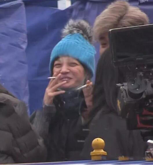 Triệu Vy lộ vẻ mệt mỏi, nghiện thuốc sau nghi án ngoại tình, ly thân chồng