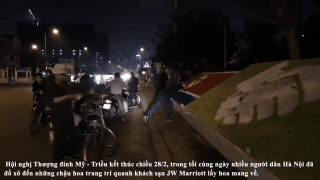 Người dân Hà Nội đổ xô lấy hoa sau thượng đỉnh Mỹ- Triều