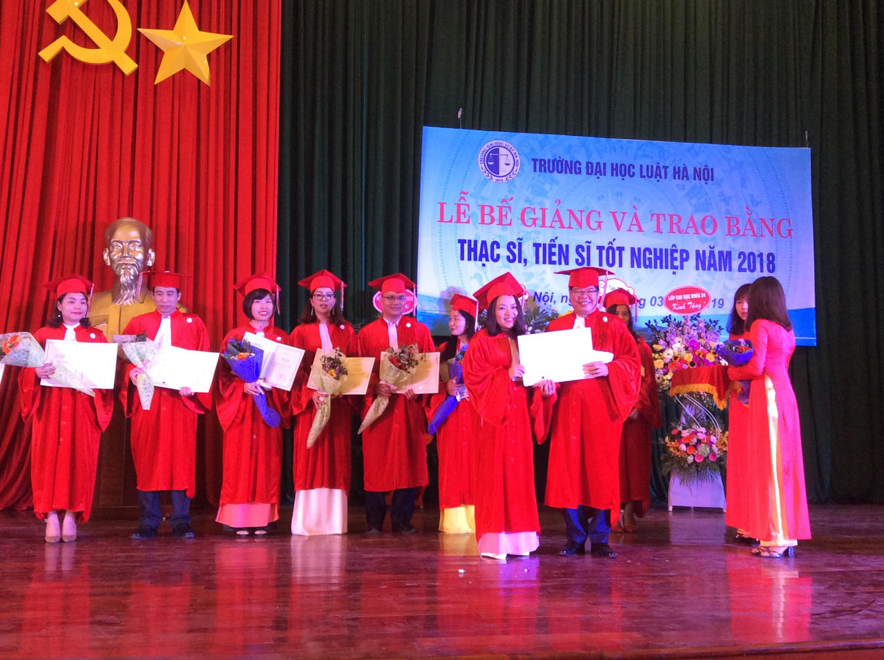 Đại học Luật Hà Nội trao bằng cho 278 thạc sĩ và 14 tiến sĩ