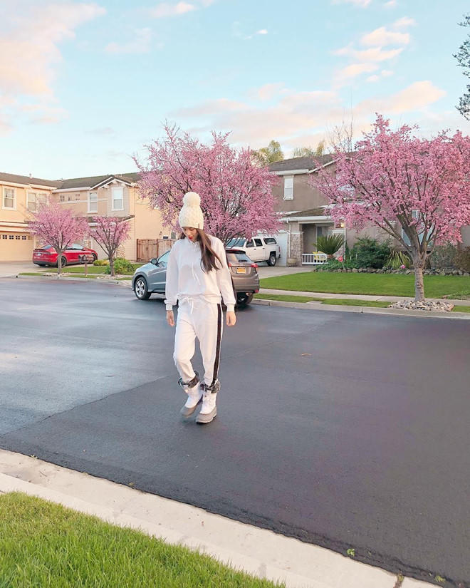 Phạm Hương lộ mặt nhợt nhạt thân hình gầy gò sau tin đồn sinh con