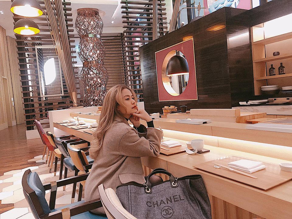 Vĩnh Thụy chụp ảnh bên người mới, rộ tin đồn chia tay Hoàng Thùy Linh