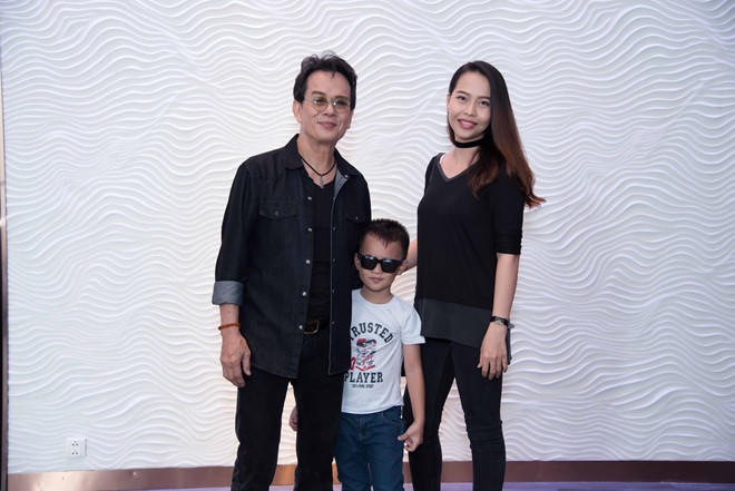 Nhạc sĩ Đức Huy hạnh phúc bên sinh nhật con gái thứ 5 và vợ kém 44 tuổi