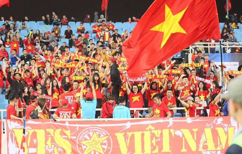 Mỹ Đình tràn sóng đỏ, đường Hà Nội, TP HCM vỡ òa khi Việt Nam đại thắng