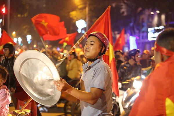 Mỹ Đình tràn sóng đỏ, đường Hà Nội, TP HCM vỡ òa khi Việt Nam đại thắng