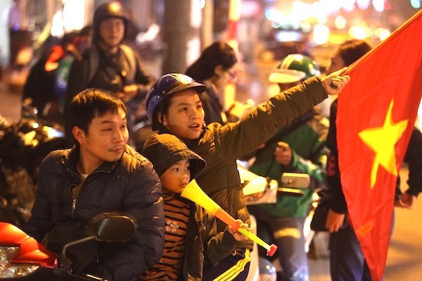 Mỹ Đình tràn sóng đỏ, đường Hà Nội, TP HCM vỡ òa khi Việt Nam đại thắng