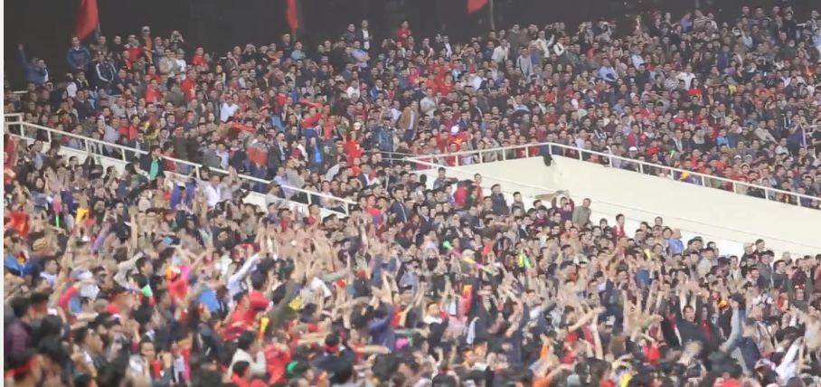 Mỹ Đình tràn sóng đỏ, đường Hà Nội, TP HCM vỡ òa khi Việt Nam đại thắng