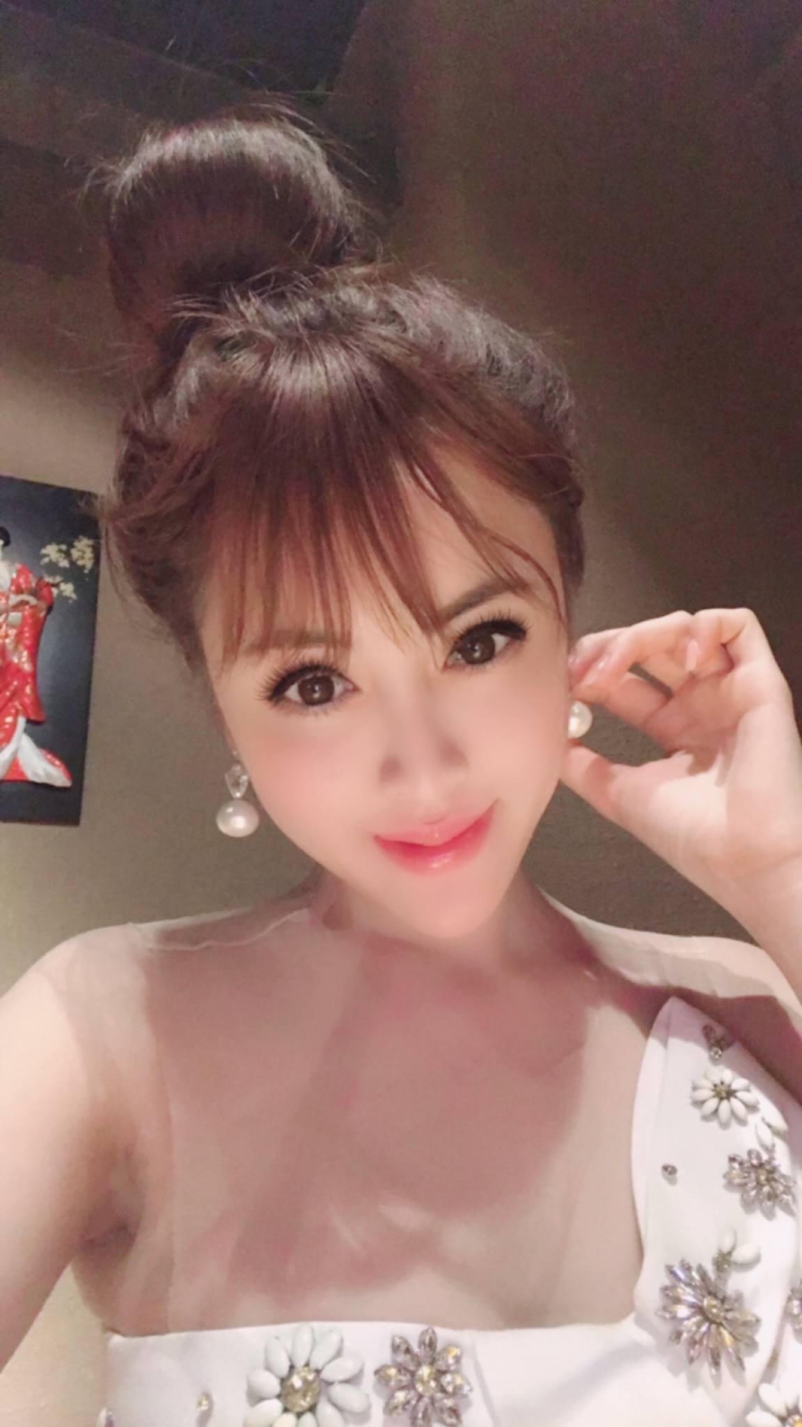 Thư Dung xuất hiện với gương mặt khác lạ bên cạnh Sỹ Luân