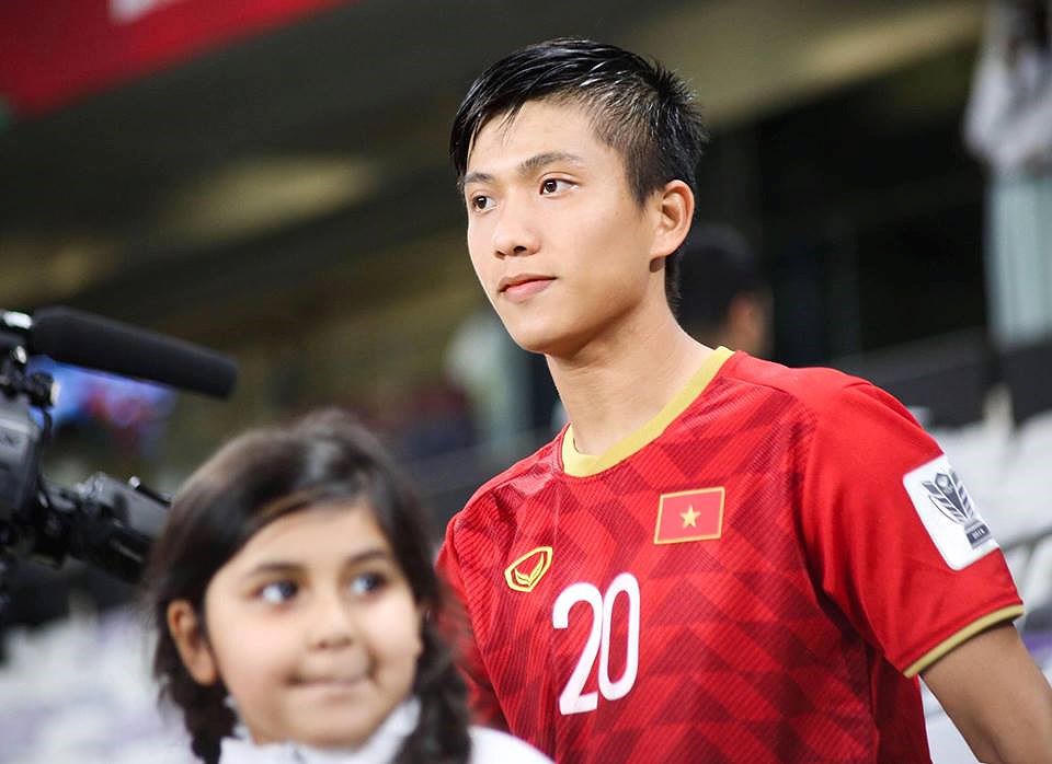 Phan Văn Đức vô tình lộ hình ảnh người yêu tin đồn lên facebook