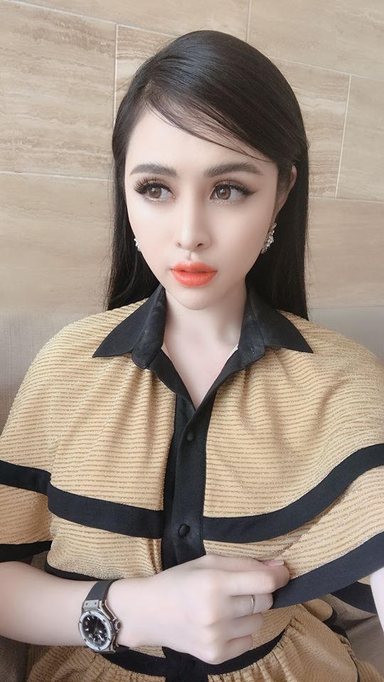 Thư Dung xuất hiện với gương mặt khác lạ bên cạnh Sỹ Luân