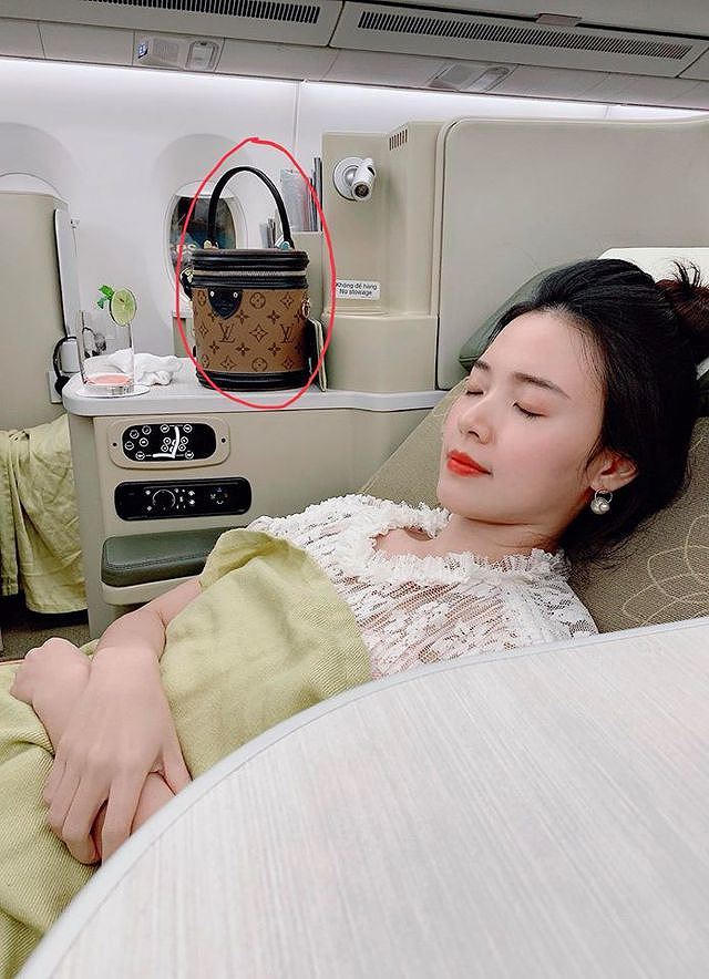 Phản ứng lạ của Phan Thành khi Midu bị mất túi xách trăm triệu