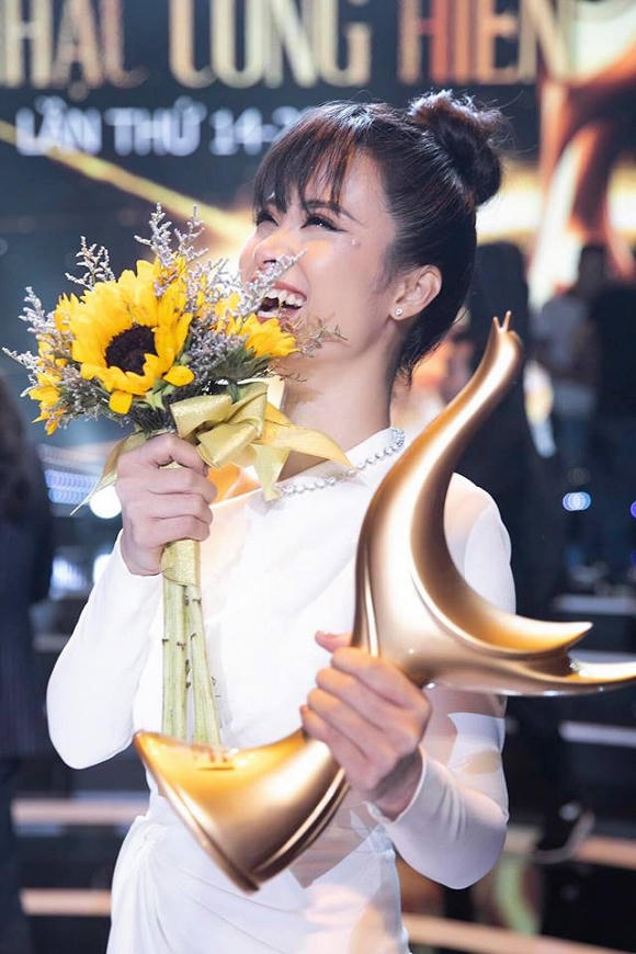 Lệ Quyên phân trần khi bị tố coi thường Đông Nhi nhận giải thưởng?