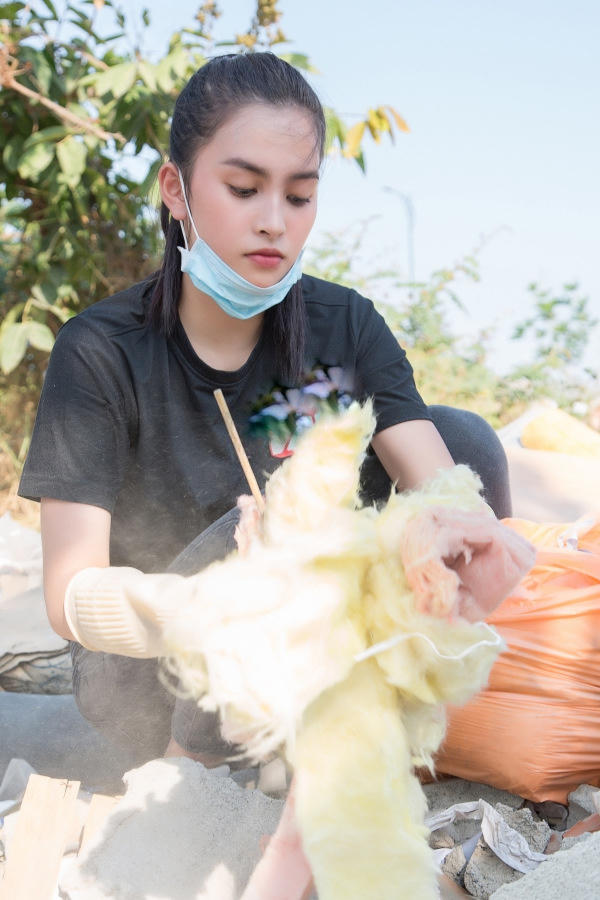 Tuấn Hưng chia sẻ hình ảnh dọn rác vì môi trường