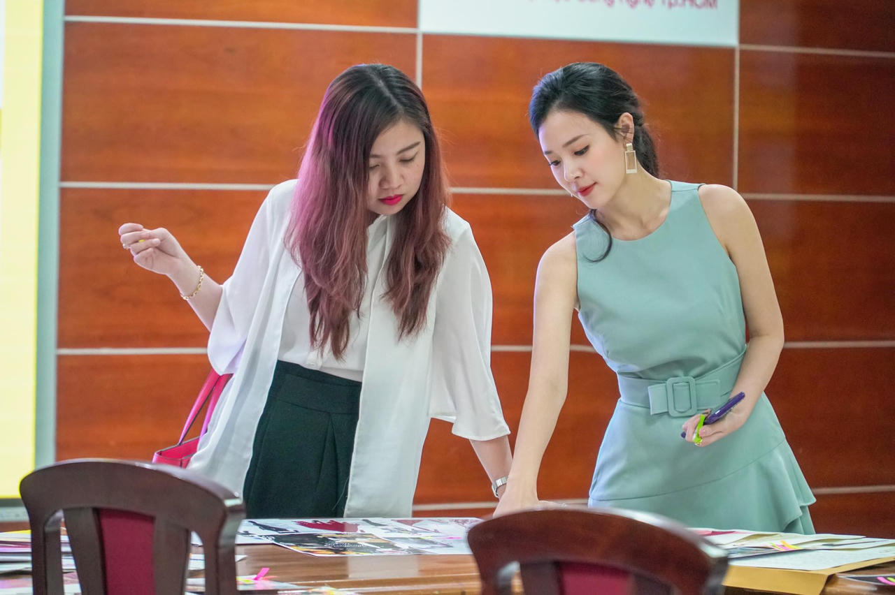 Midu hạnh phúc khoe mới tậu xế hộp tiền tỷ