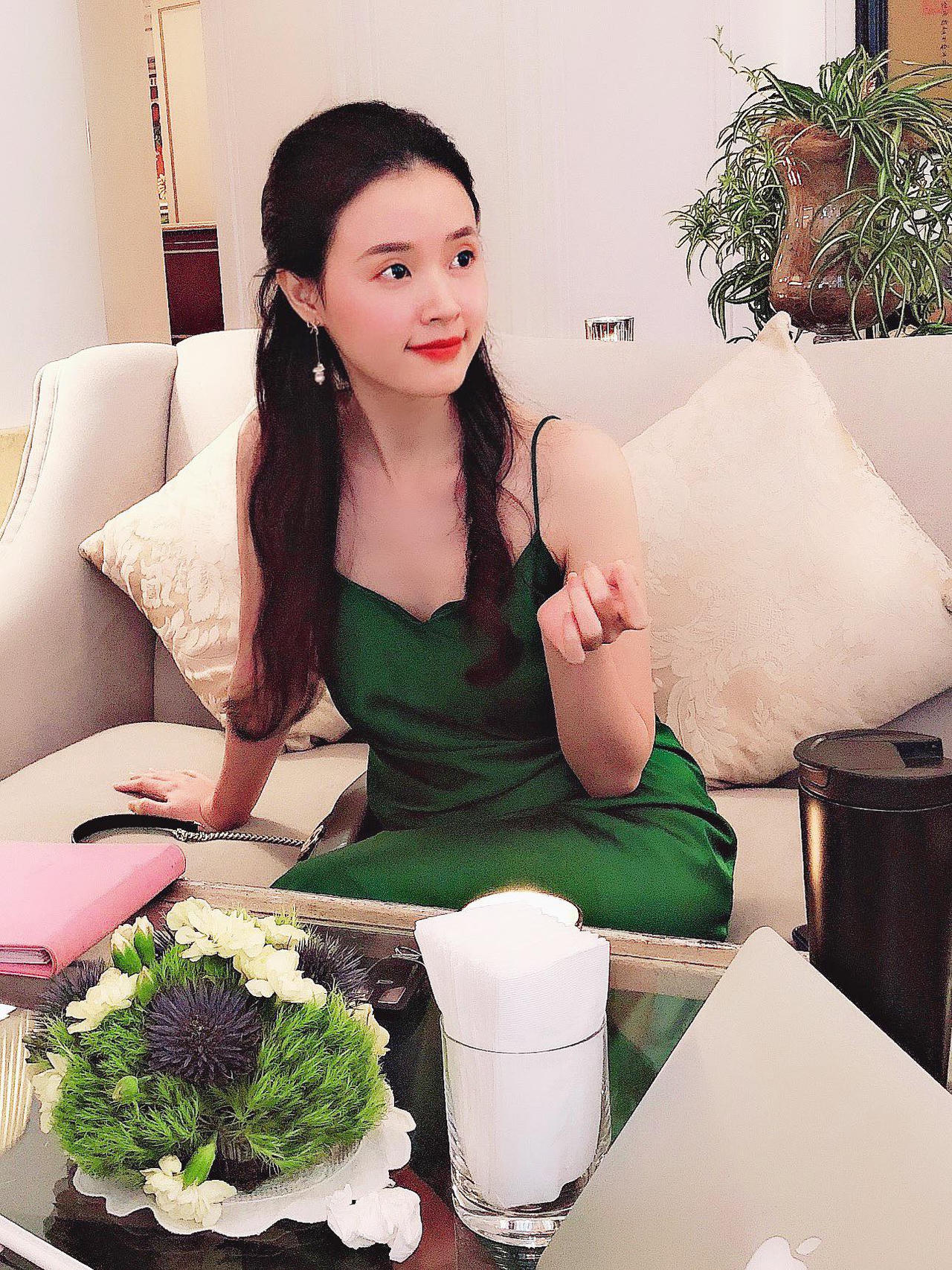 Midu hạnh phúc khoe mới tậu xế hộp tiền tỷ