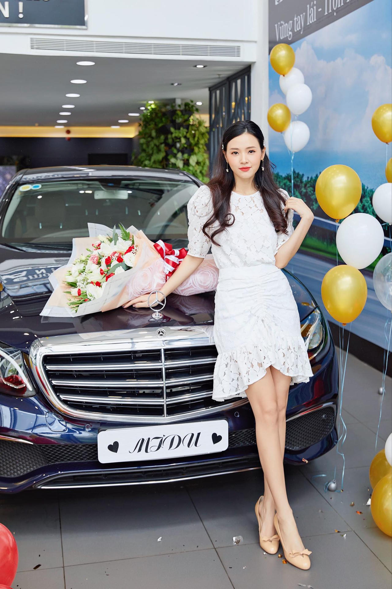 Midu hạnh phúc khoe mới tậu xế hộp tiền tỷ