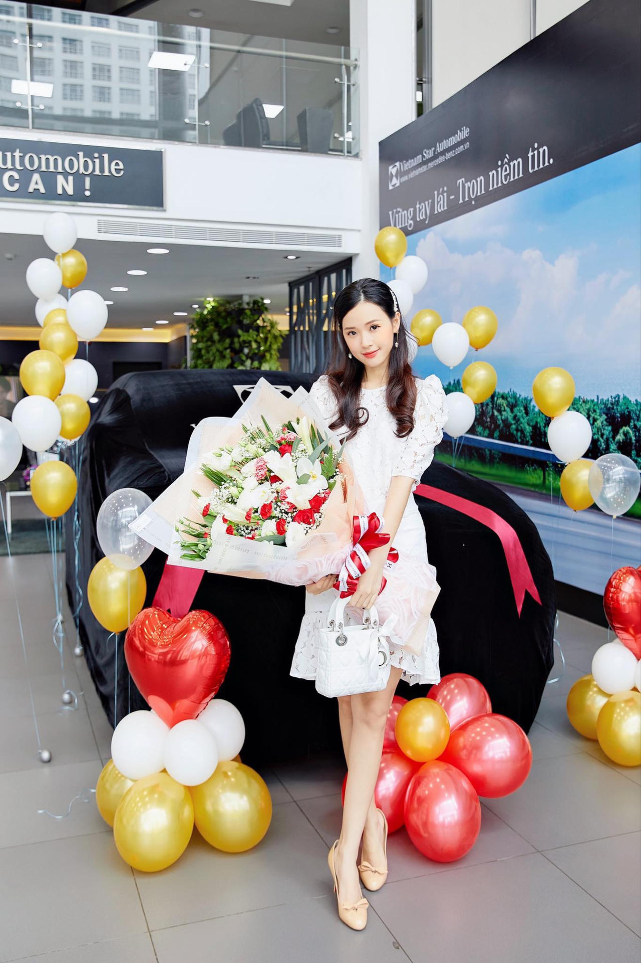 Midu hạnh phúc khoe mới tậu xế hộp tiền tỷ
