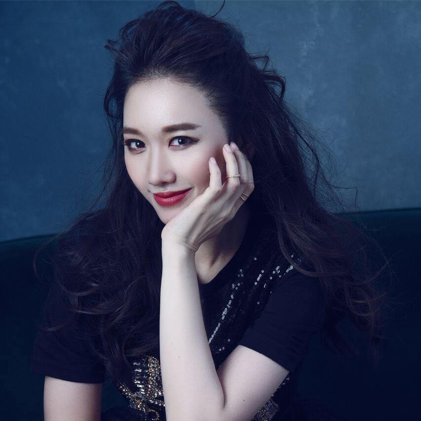 Hari Won bị tố chảnh chọe khi từ chối chụp ảnh cùng người lớn tuổi