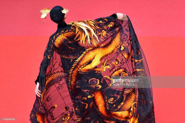 Không giống Ngọc Trinh, trang phục Trương Thị May bừng sáng trên thảm đỏ Cannes