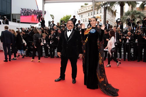 Không giống Ngọc Trinh, trang phục Trương Thị May bừng sáng trên thảm đỏ Cannes