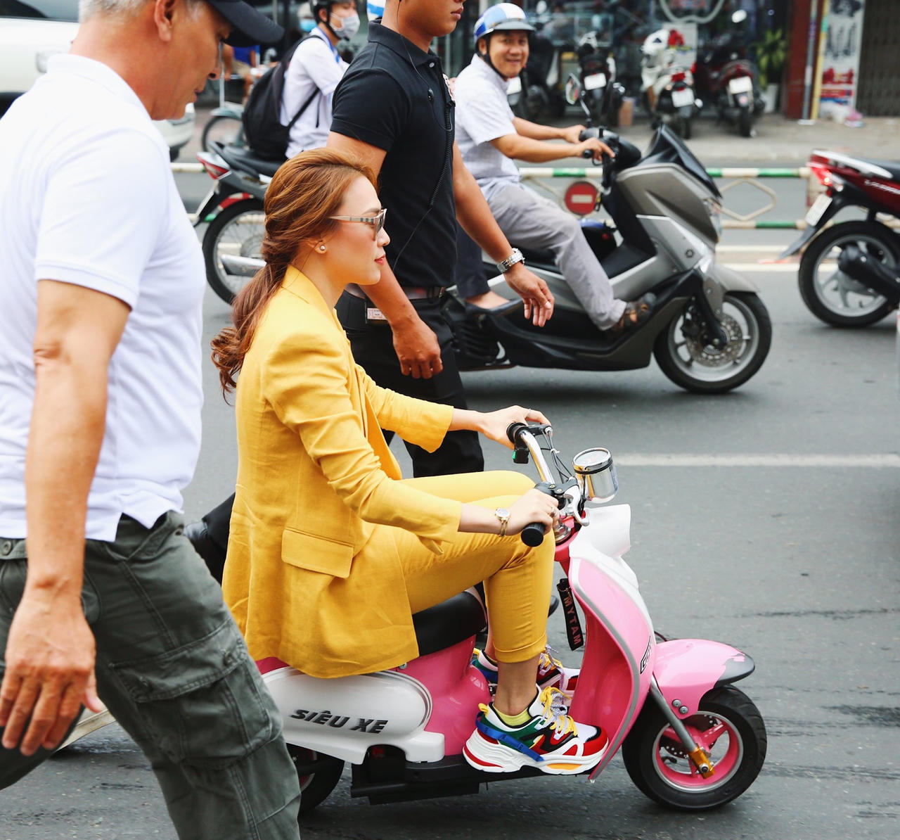 Mỹ Tâm lái 'siêu xe mini' tới ký tặng fans album ca nhạc