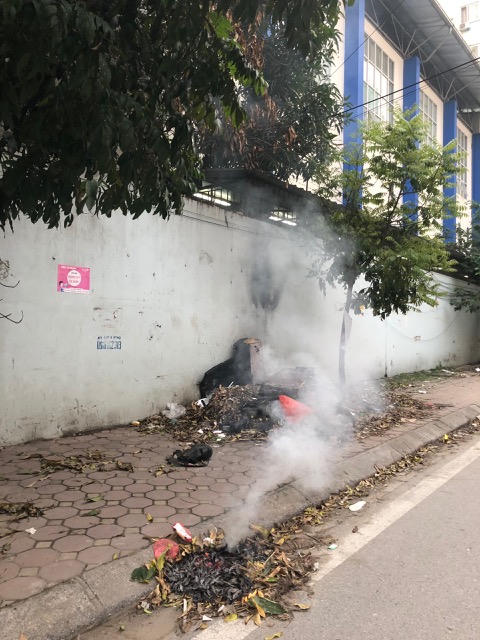 Kinh hoàng trước cảnh rác của khu đô thị Mỹ Đình 1 bủa vây trường học, chính quyền ở đâu?