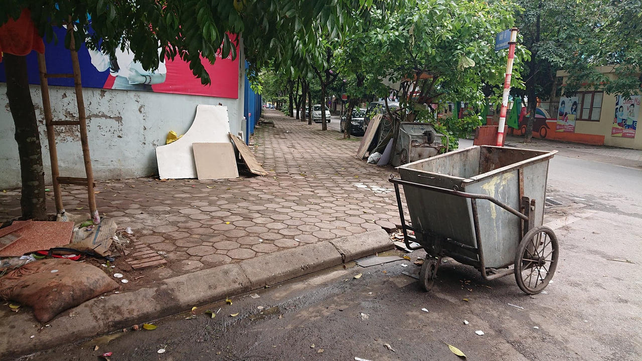 Kinh hoàng trước cảnh rác của khu đô thị Mỹ Đình 1 bủa vây trường học, chính quyền ở đâu?