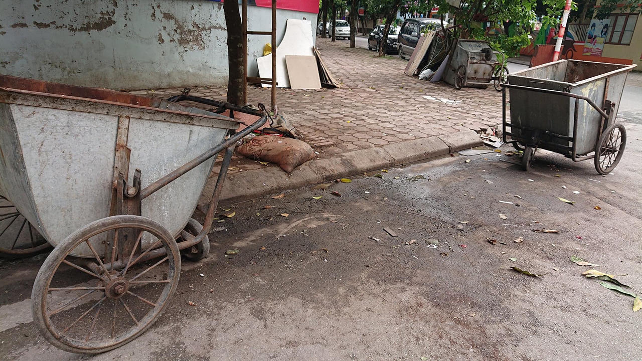 Kinh hoàng trước cảnh rác của khu đô thị Mỹ Đình 1 bủa vây trường học, chính quyền ở đâu?