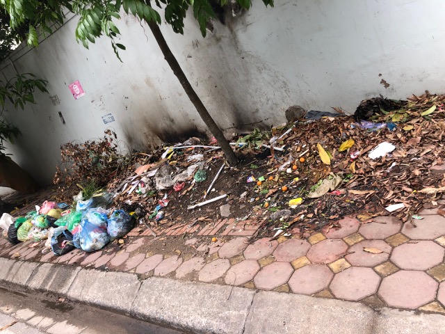 Kinh hoàng trước cảnh rác của khu đô thị Mỹ Đình 1 bủa vây trường học, chính quyền ở đâu?