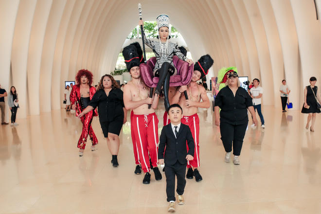 Thu Minh 'chơi trội' ngồi kiệu ra mắt MV ca nhạc mới