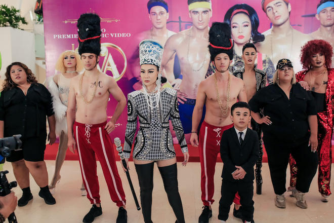 Thu Minh 'chơi trội' ngồi kiệu ra mắt MV ca nhạc mới