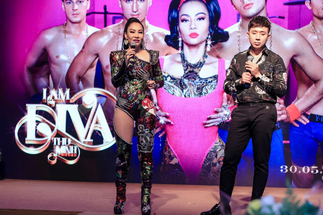 Thu Minh 'chơi trội' ngồi kiệu ra mắt MV ca nhạc mới