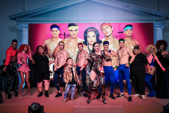 Thu Minh 'chơi trội' ngồi kiệu ra mắt MV ca nhạc mới