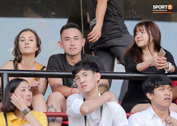 Yến Xuân thu hút truyền thông Thái Lan khi đến cổ vũ cho Lâm Tây