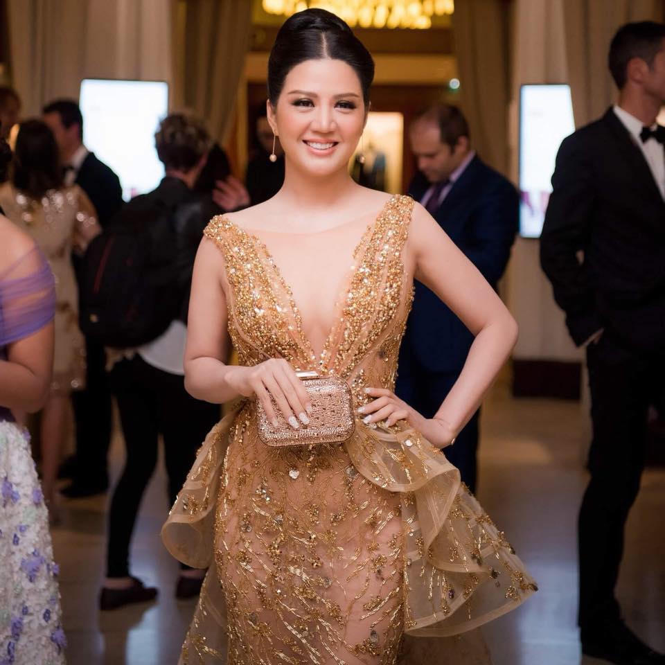 Ca sĩ Đinh Hiền Anh ký tặng DVD cho khán giả