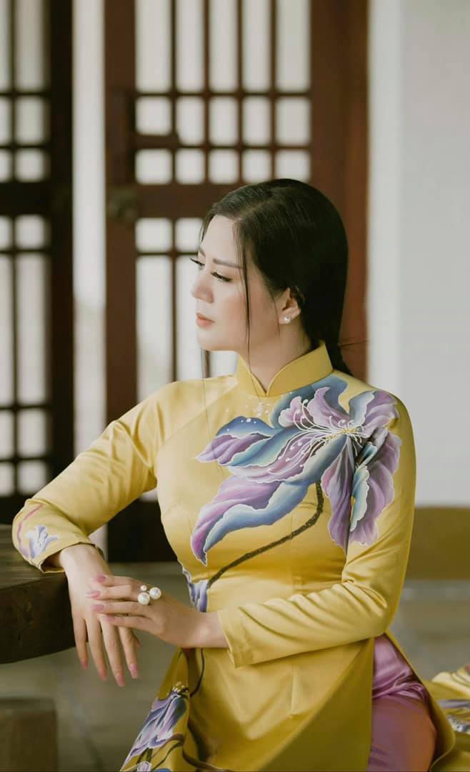 Ca sĩ Đinh Hiền Anh ký tặng DVD cho khán giả