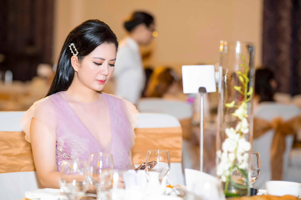 Ca sĩ Đinh Hiền Anh ký tặng DVD cho khán giả