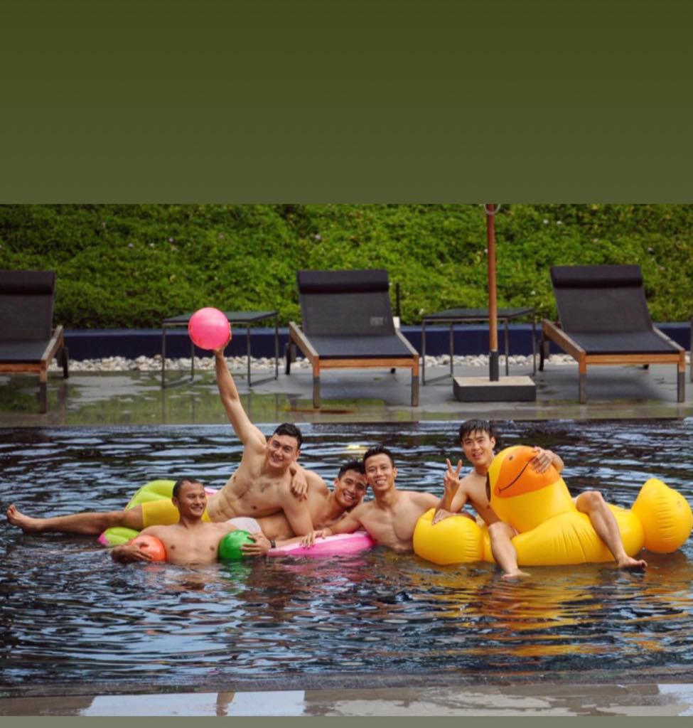 Đặng Văn Lâm chia sẻ phút nghỉ ngơi hiếm hoi bên đồng đội